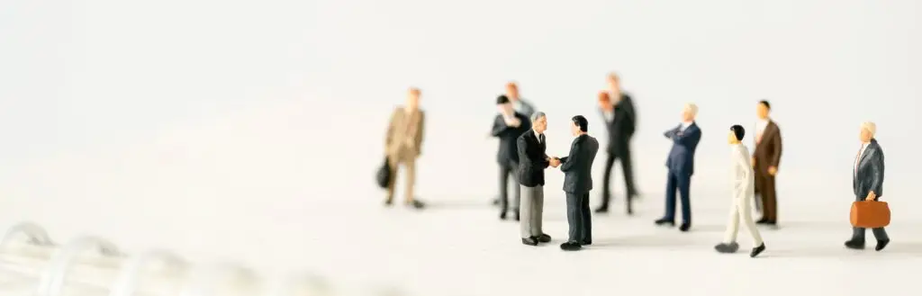 Miniatures representing business people